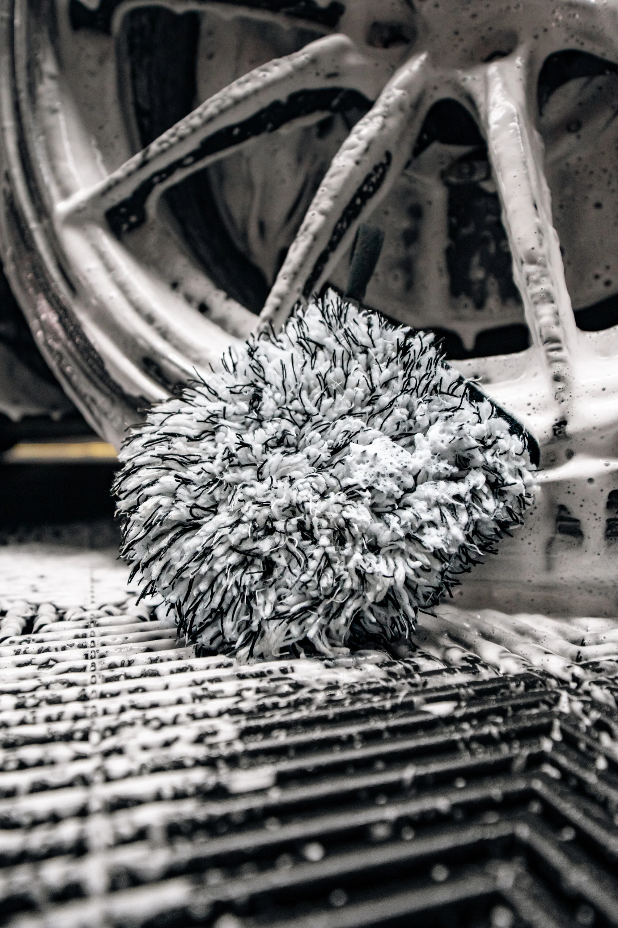 Best Microfiber Wheel Wash Mitt for Brake Dust, Spokes & Barrels | BLACKLINE® - Image 2