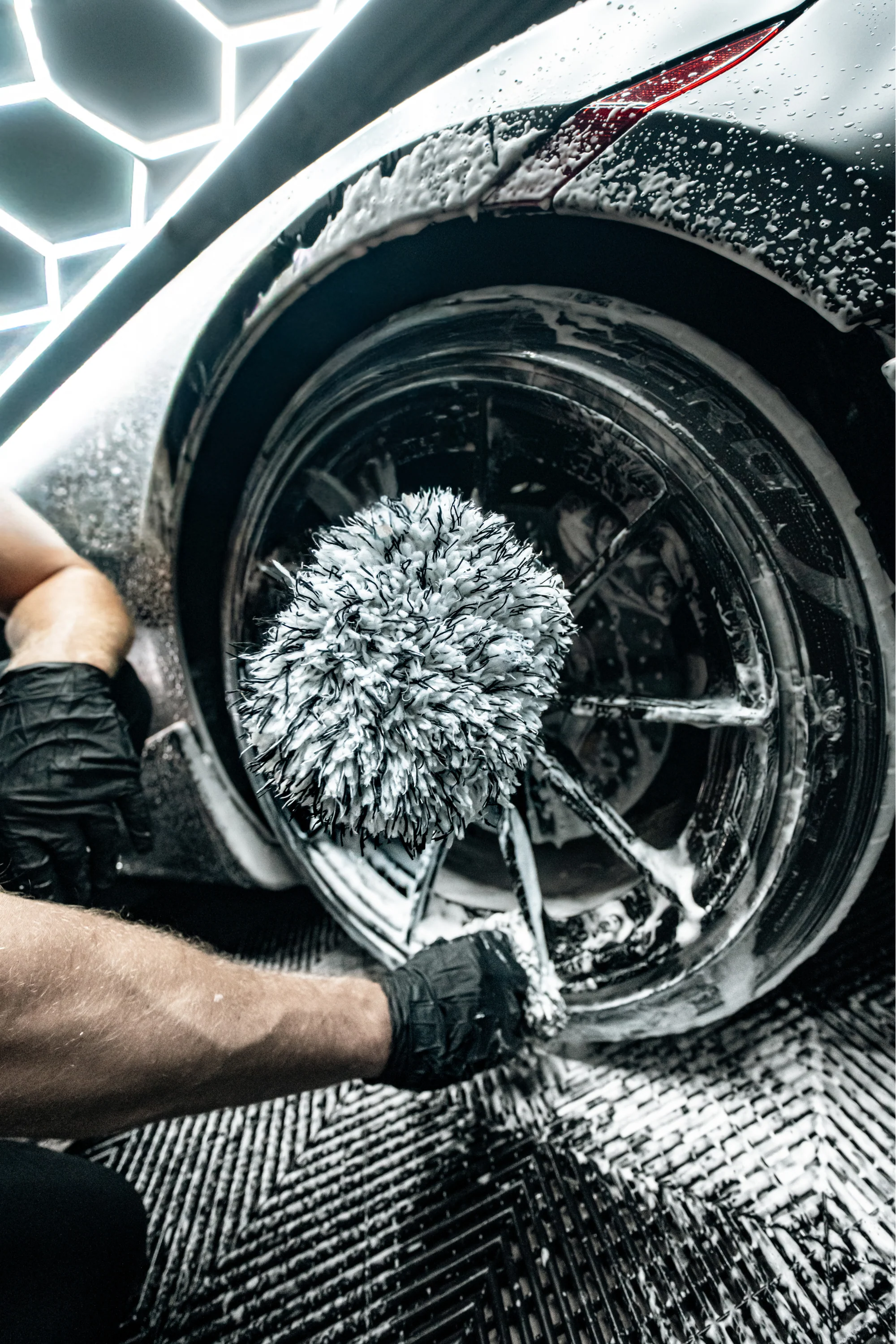 Best Microfiber Wheel Wash Mitt for Brake Dust, Spokes & Barrels | BLACKLINE® - Image 3