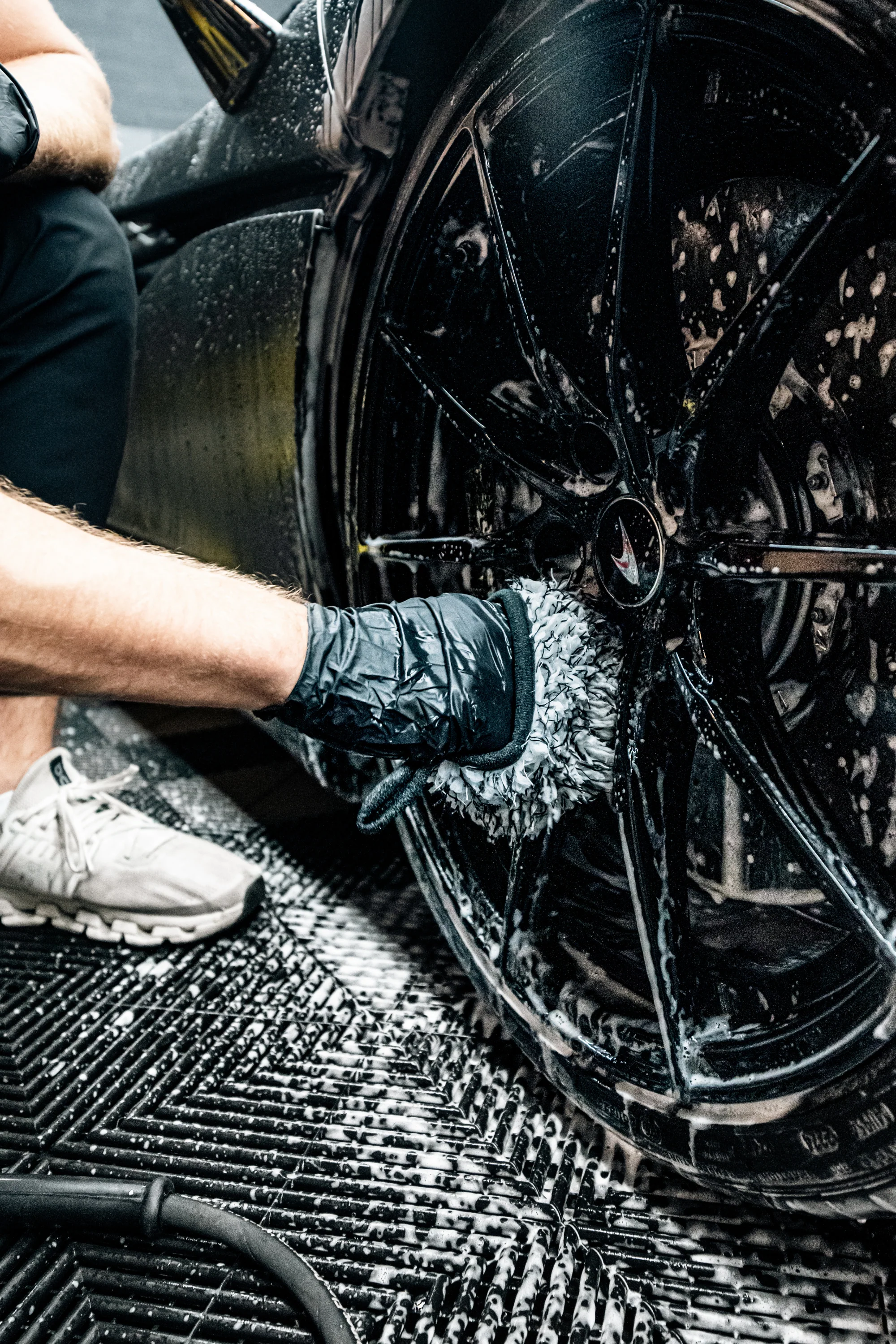 Best Microfiber Wheel Wash Mitt for Brake Dust, Spokes & Barrels | BLACKLINE® - Image 4