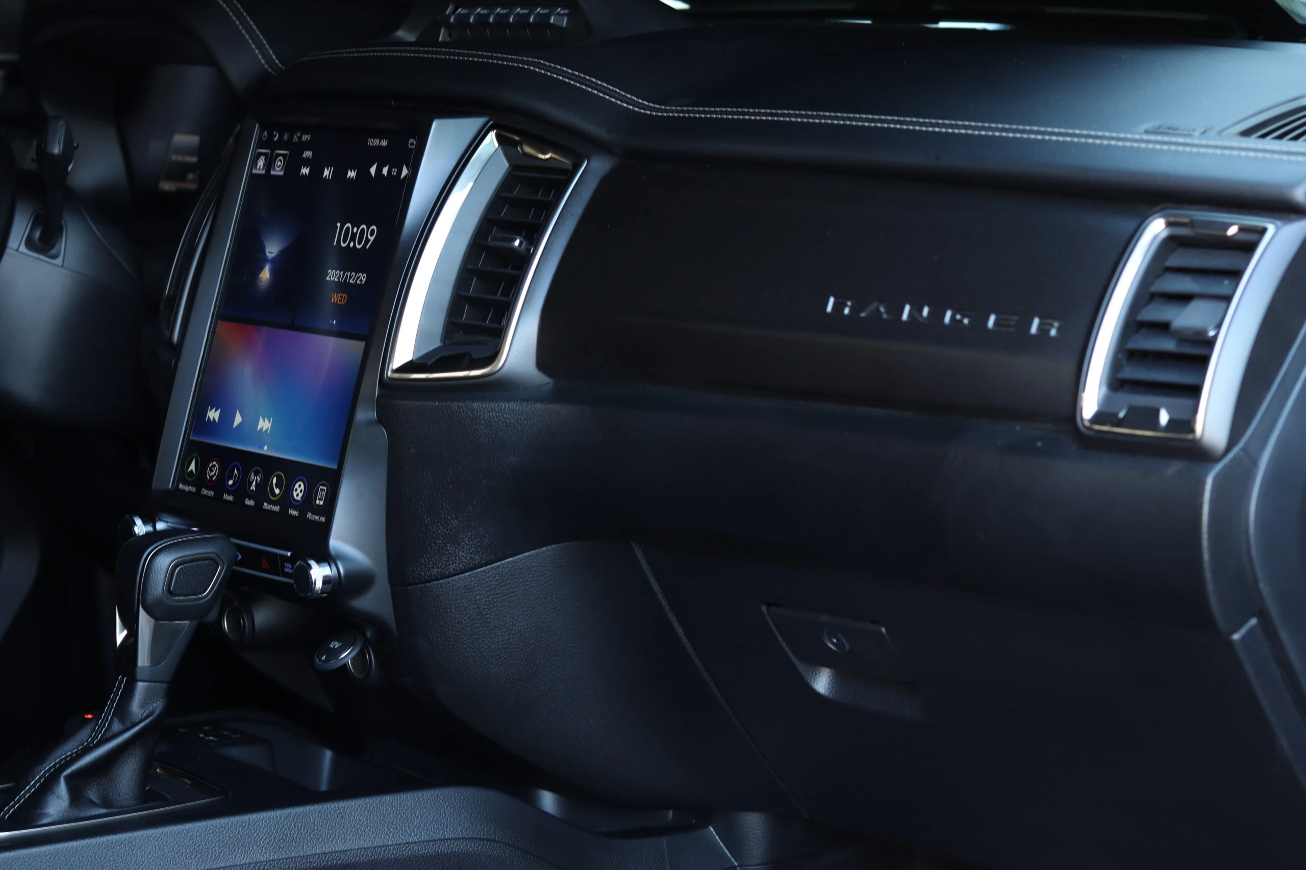 Linkswell T-Style Radio Ford Ranger (2018-2022) 12.1" Android Generation 5 - Tesla Style Tablet - Image 3