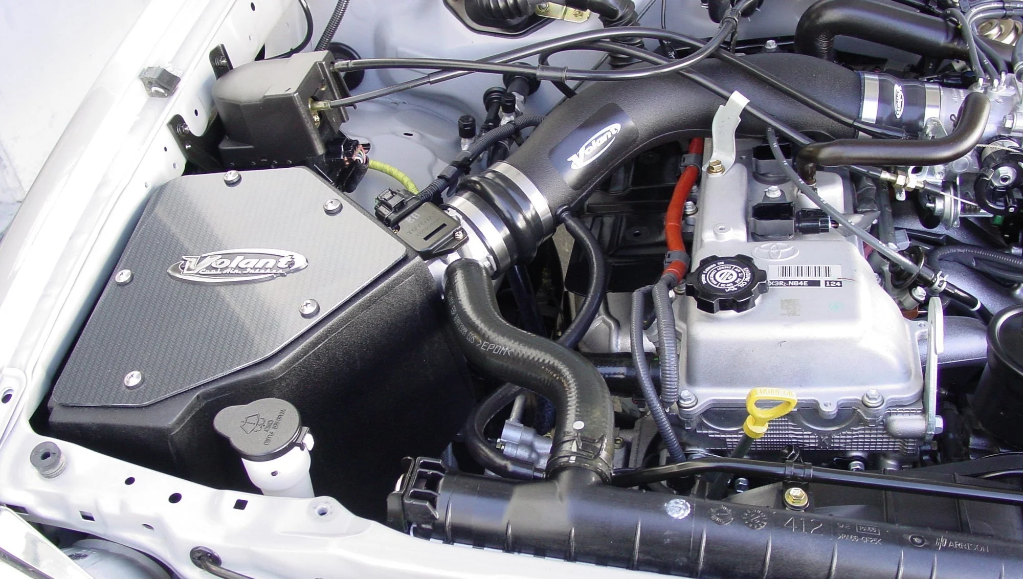 Volant Cold Air Intake Toyota Tacoma 2.7 (97-04) Closed Box w/ Oiled Air Filter - Image 2